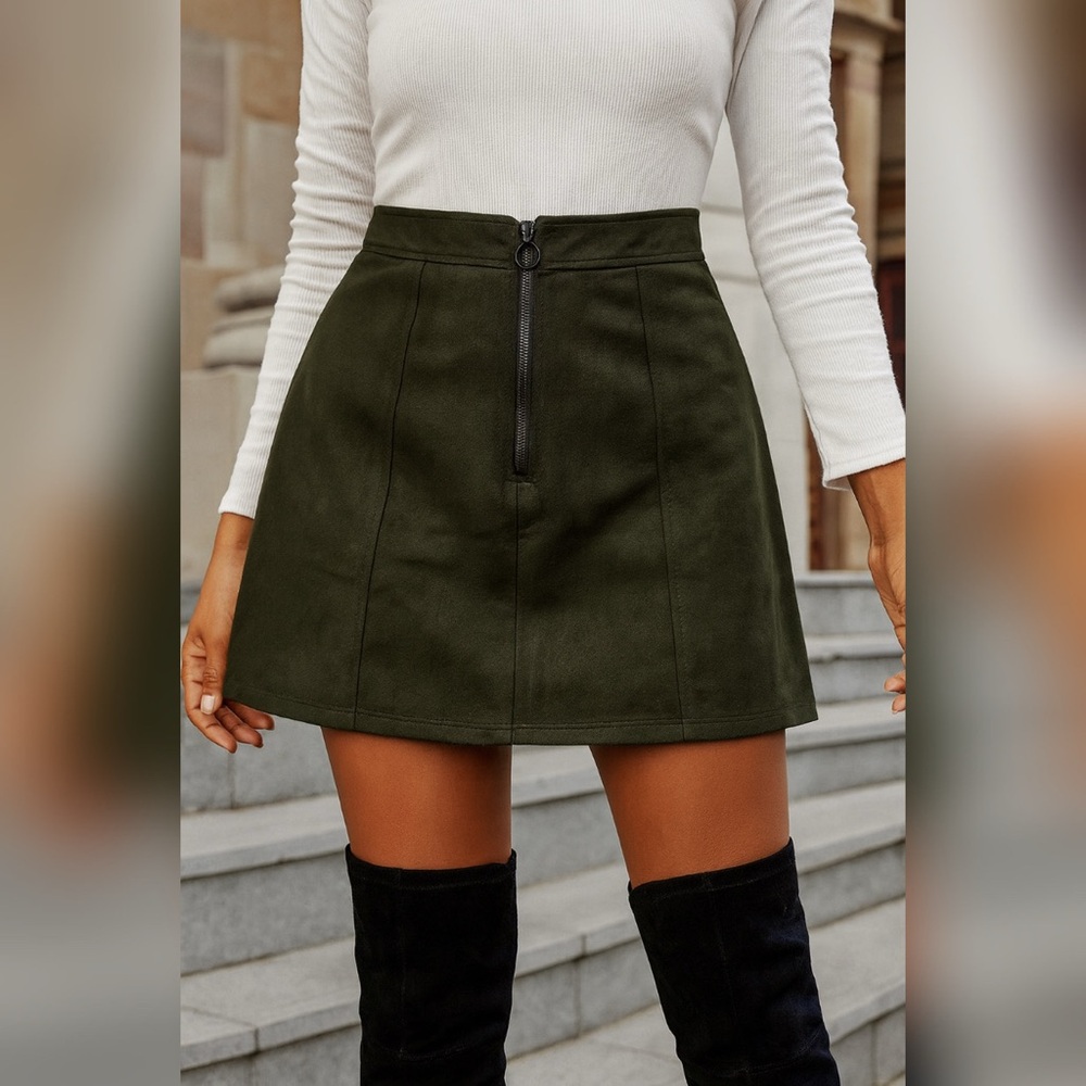 Old Navy Faux Suede Olive Green Mini Skirt Size 0 Front Zip Pockets